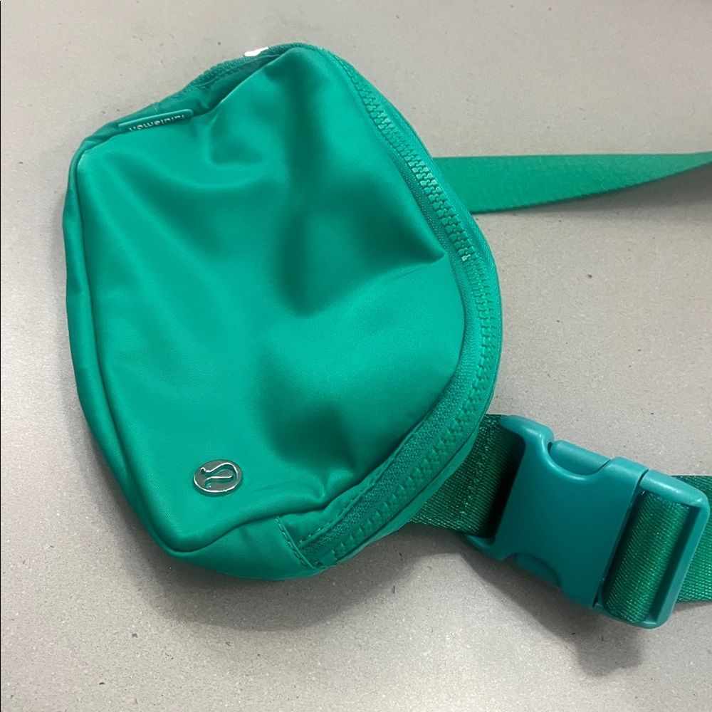 Lululemon Green Belt Bag - Picture 3 of 6